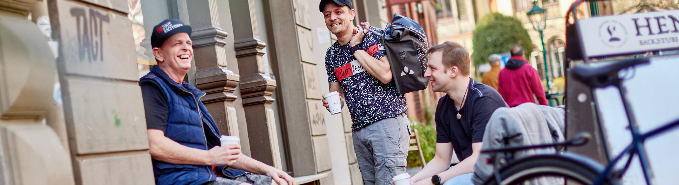 Drei Mitarbeiter von Fahrradburckhardt im Stadtbild von Hannover