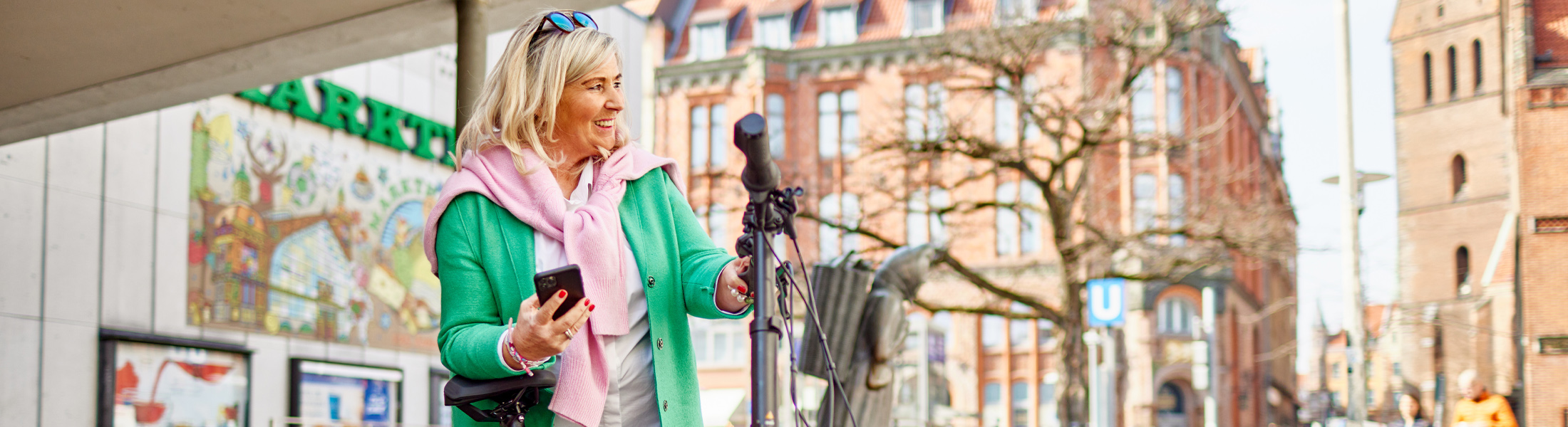 Stellenangebote im Fahrradgeschäft: Meike Flasbarth vor der Markthalle in Hannover