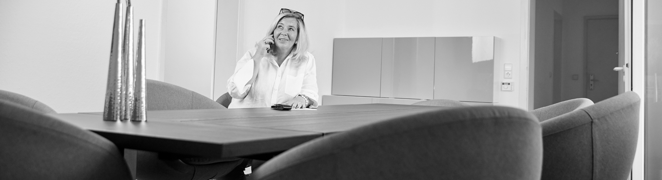 Meike Flasbarth am Schreibtisch – Inhaberin