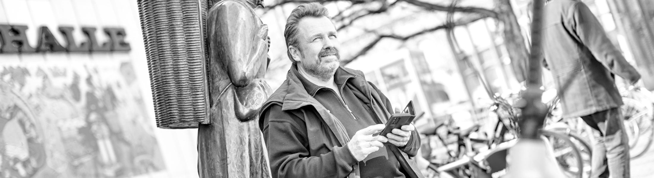 Mitarbeiter von Fahrrad BUrckhardt steht draußen neben Fahrrädern