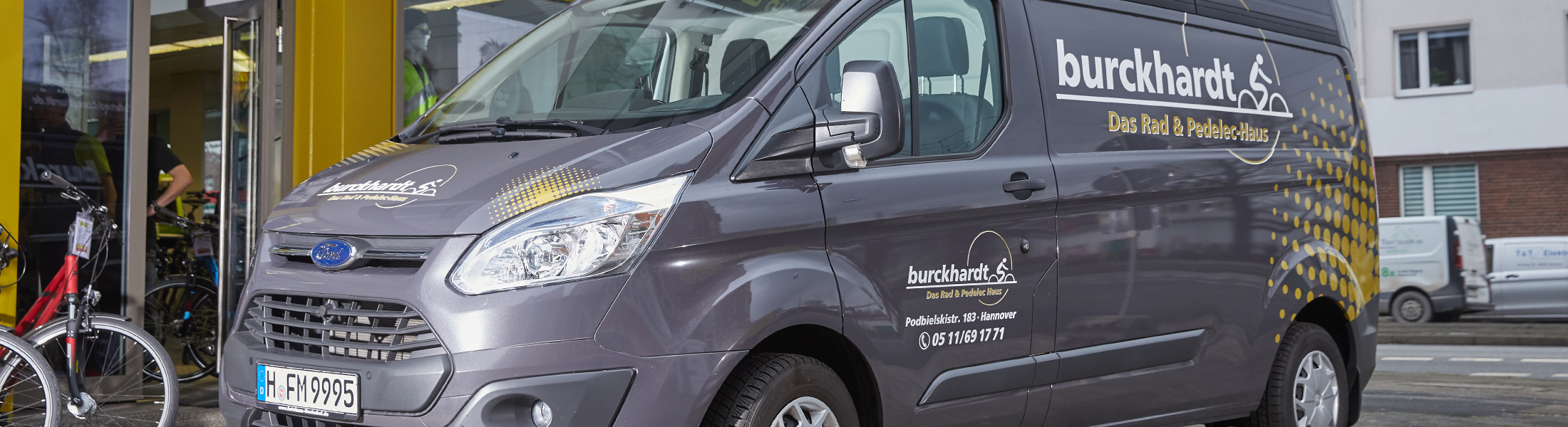 Anthrazitfarbener Transporter mit Ausschrift von Fahrrad Burckhardt