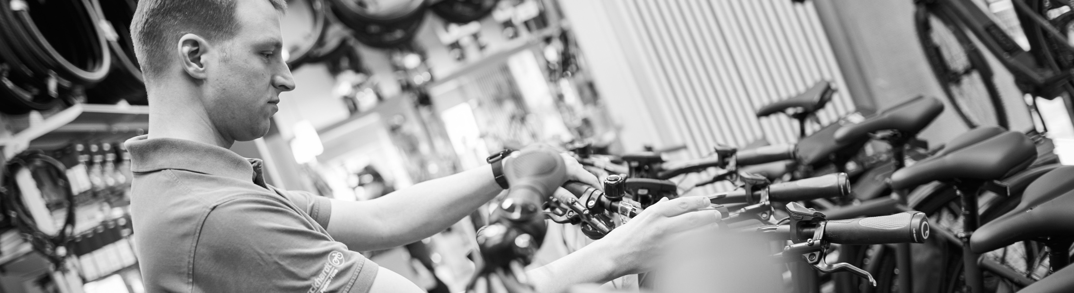 Mitarbeiter von Fahrrad Burckhardt betrachtet Fahrräder im Verkaufsraum